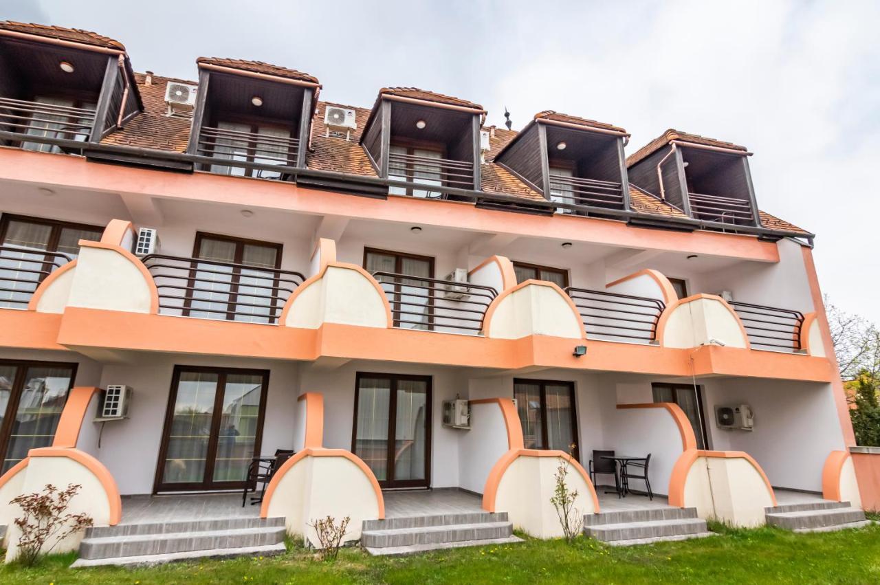 Hotel Bacchus Keszthely Exterior foto
